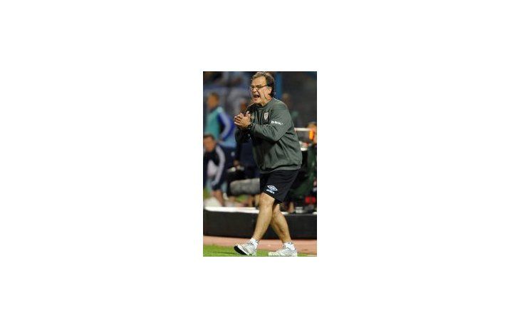 Aplausos. Marcelo Bielsa da indicaciones a sus dirigidos. Su equipo suma y sube en la tabla.