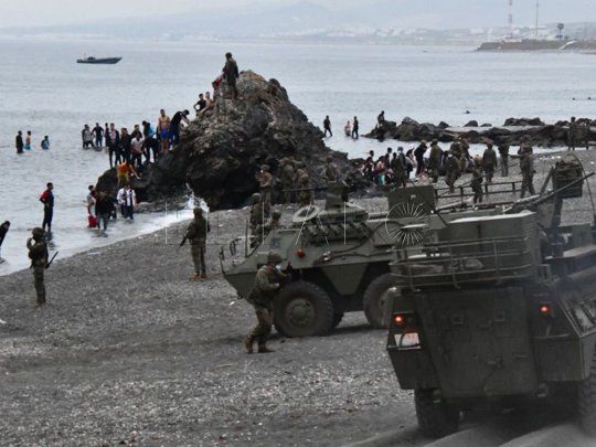 Tropas españolas patrullan las playas de Ceuta, limítrofe con Marruecos, por una histórica oleada migratoria.
