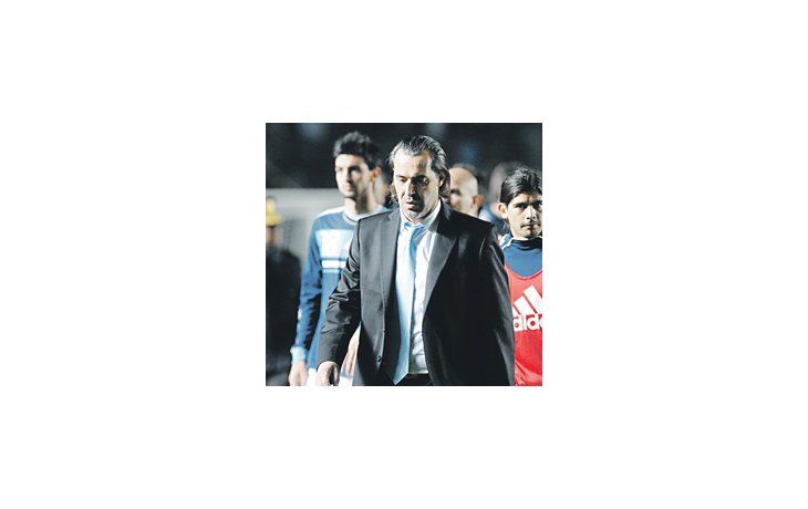 ámbito.com | Sergio Batista declaró que «quería jugar como el Barcelona», pero en la cancha el equipo estuvo perdido, sin brújula y sólo les ganó a los juveniles de Costa Rica.