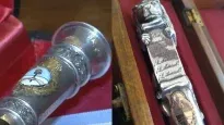 El bastón presidencial original (izquierda) que portará Milei en su asunción y el falso que circuló en redes.