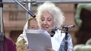 Estela de Carlotto participó de la lectura del documento conjunto en el acto central en Plaza de Mayo. 