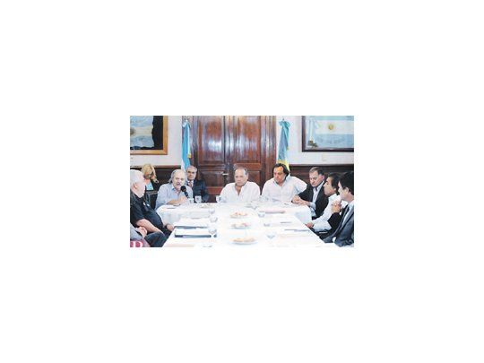 Sergio Berni, Alejandro Granados, el jefe poilicial Hugo Matzkin, el ministro Martín Ferré y el intendente Julio Pereyra ayer, en La Plata, con supermercadistas.