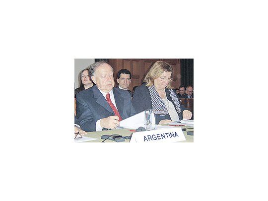 Horacio Basabe y Susana Ruiz Cerrutti, delegados argentinos ante La Haya, siguieron ayer con atención los argumentos de Uruguay, que hoy serán replicados.
