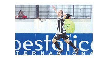 Martín Zapata abre los brazos para festejar. All Boys le ganó ajustadamente a Argentinos Juniors.