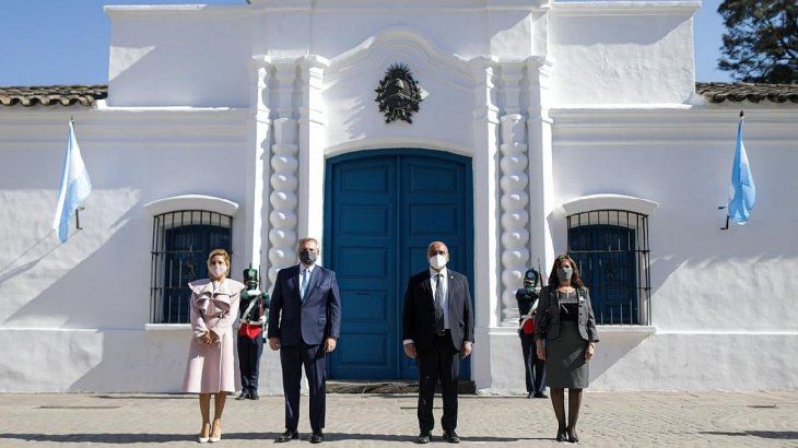 “Cuando yo veo ese pasado y cómo esos hombres y mujeres construyeron una libertad en unidad, y miro el presente me doy cuenta de que la historia se repite. Hay muchos que siguen pensando en una patria para algunos, pero la patria no es para algunos. Nosotros decidimos nuestra libertad”, dijo Alberto Fernández. 