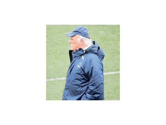 La cara de preocupación de Alfio Basile lo dice todo. Para el partido de mañana, en Tucumán, no podrá contar con Battaglia ni con Morel Rodríguez.