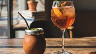 El mate suma nuevas formas en la coctelería porteña y gana espacio en las barras de Buenos Aires.