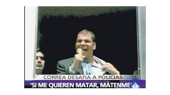 En un gesto que se recordará por lo dramático, el presidente de Ecuador, Rafael Correa, fustigó a los policías rebeldes y se abrió la camisa desafiando a que le disparen.