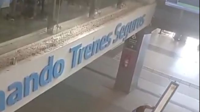 Un hombre rompió una pantalla en la estación de Once.