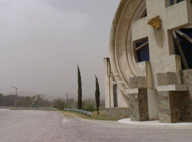 Saldungaray cuenta con el Cementerio de Salamone, una obra que mezcla art decó y simbolismo religioso.