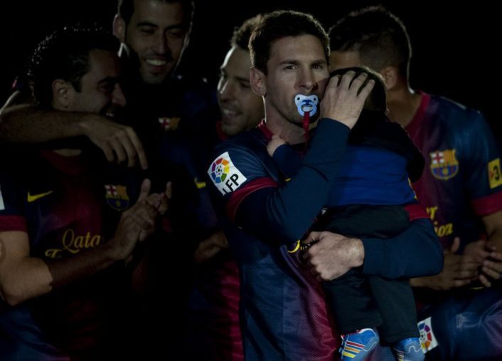 Las mejores fotos de Thiago Messi y su papá en los festejos de Barcelona.