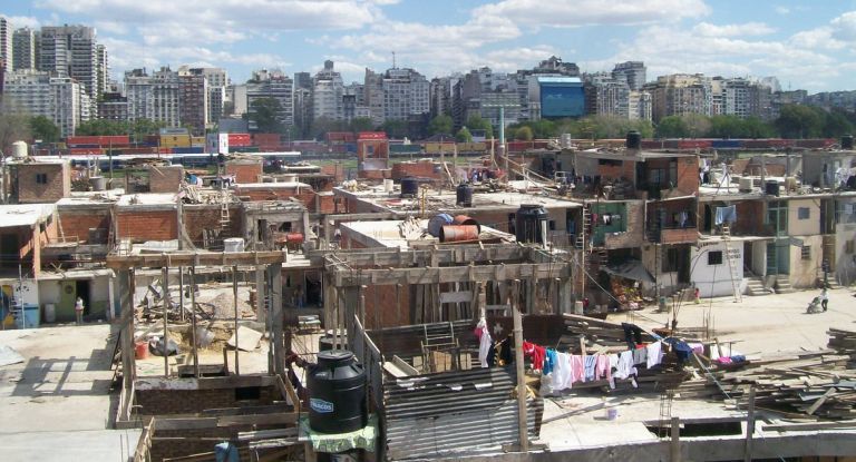 Las organizaciones recordaron que una vivienda adecuada debe garantizar seguridad en la tenencia, servicios b&aacute;sicos, habitabilidad, accesibilidad y ubicaci&oacute;n apropiada cerca de empleo, salud y educaci&oacute;n.