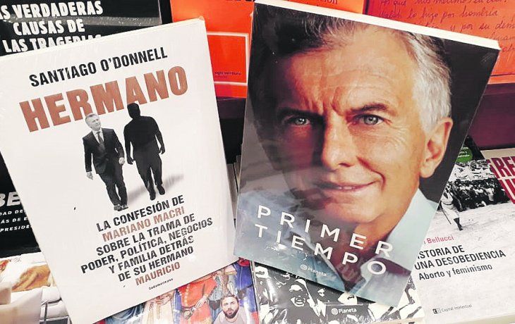 El libro Hermano, del periodista y escritor Santiago O´Donnell, junto a Primer tiempo, la reciente publicación del exmandatario Mauricio Macri sobre su gestión en la presidencia.&nbsp;