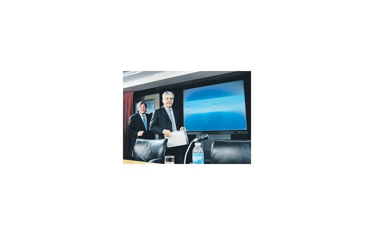 ámbito.com | Los ministros De Vido y Boudou ayer, antes del inicio de la conferencia de prensa en la que anunciaron el comienzo de una política de reducción de subsidios.