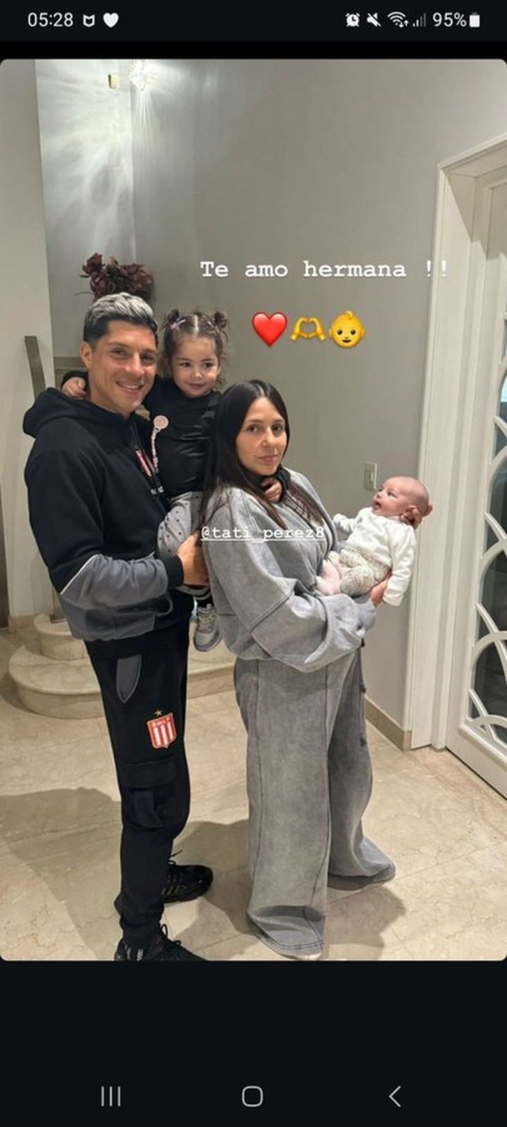 The photo of Enzo Pérez with his sister and his newborn nephew.