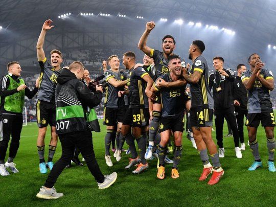 Marcos Senesi festeja con sus compañeros de Feyenoord la clasificación a la final de la Conference League.