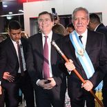 Elías Suárez con los atributos de gobernador, mientras lo acompaña el ahora senador nacional Gerardo Zamora. Elías Suárez con los atributos de gobernador, mientras lo acompaña el ahora senador nacional Gerardo Zamora.