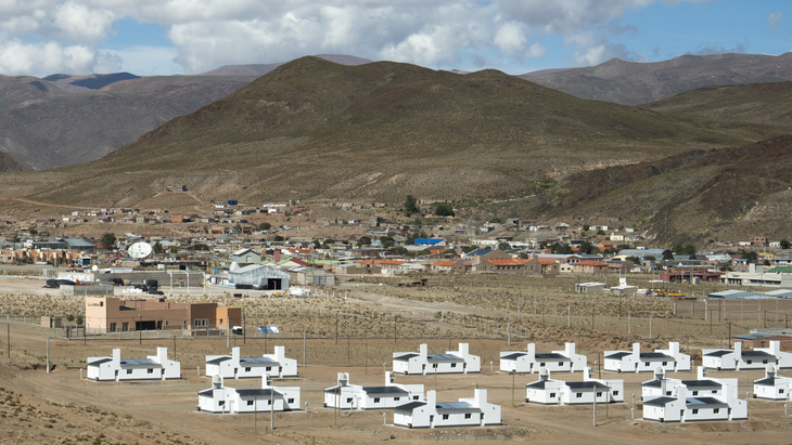 Nuevas urbanizaciones y barrios se expanden por San Antonio de los Cobres, el pueblo que se espera duplique su población por el boom del litio en la Puna. 