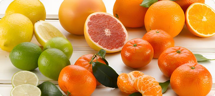 Naranjas, limones, pomelos y limas ofrecen flavonoides y vitamina C, con efectos antiinflamatorios y anticancerígenos. Naranjas, limones, pomelos y limas ofrecen flavonoides y vitamina C, con efectos antiinflamatorios y anticancerígenos.