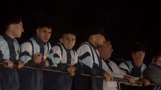 sin messi, la seleccion argentina llego al predio de afa y fue recibida por miles de hinchas