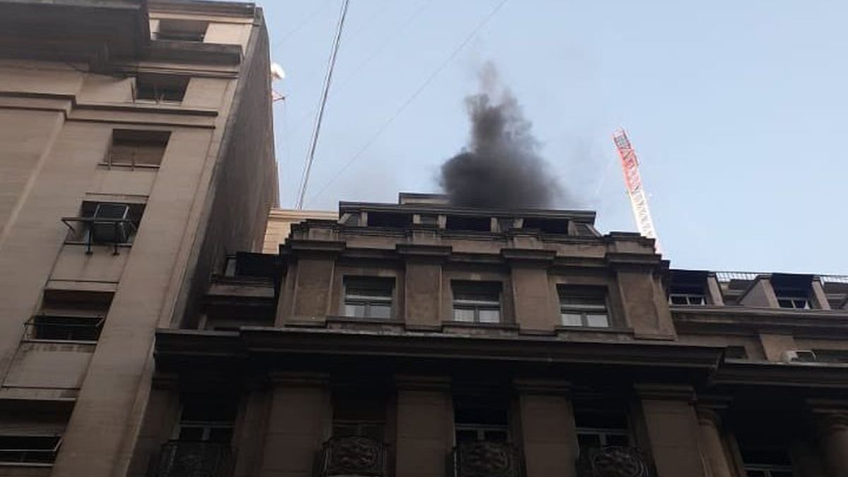 Evacuaron el Ministerio de Economía por un incendio en el octavo piso
