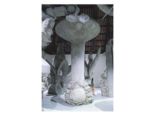 Las obras monumentales de Adrián Villar Rojas en Venecia se alejan de los lugares comunes del arte político y conceptual y establecen un campo propio de significaciones.