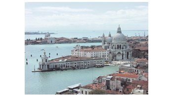 La Punta della Dogana, en la imagen de Tadao Ando. La gestión de la nueva curadora, la suiza Bice Curiger, decepcionó a los visitantes a la nueva Bienal.