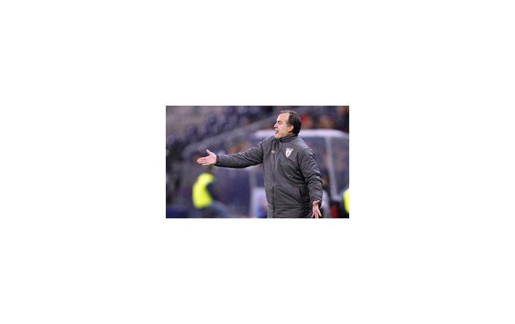 Bielsa da indicaciones durante el partido que clasificó al Athletic de Bilbao.