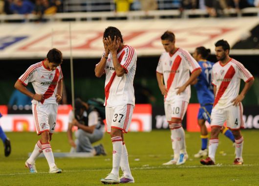 Los jugadores de River se retiran compungidos de la Bombonera. No dieron declaraciones.