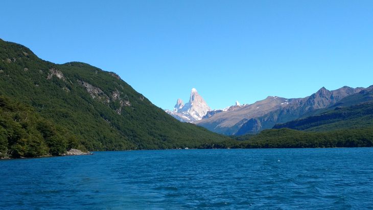 Este atractivo lago está ubicado entre los cordones montañosos Vespignani y Bosque. Este atractivo lago está ubicado entre los cordones montañosos Vespignani y Bosque.