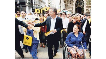 El jefe de Gobierno porteño y la candidata a senadora del PRO Gabriela Michetti en paseo de campaña, ayer por la tarde, en la peatonal Florida del centro porteño.