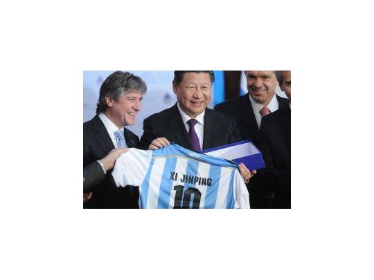 El titular del Senado obsequió a Xi Jinping una camiseta de la Selección con su nombre.