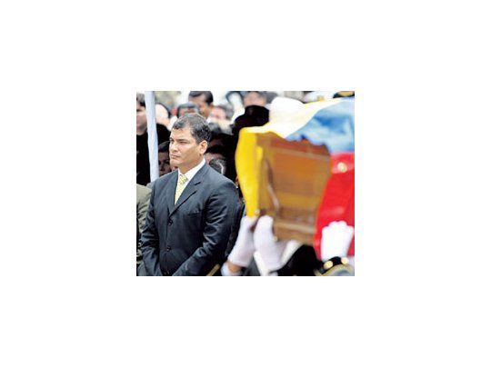 El presidentede Ecuador,RafaelCorrea, ayerdurante elfuneral de laministra deDefensa,GuadalupeLarriva. Elmandatariose mostródesconsolado.