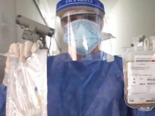 El plasma, administrado dentro de las 72 horas, mostró eficacia en adultos mayores con Covid-19
