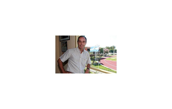 ámbito.com | Claudio Morresi, con el fondo de la pista de atletismo del Cenard. El secretario de Deportes de la Nación proviene de la práctica de una disciplina ultraprofesional como el fútbol; sin embargo, apuesta todo su esfuerzo y dedicación al deporte social.