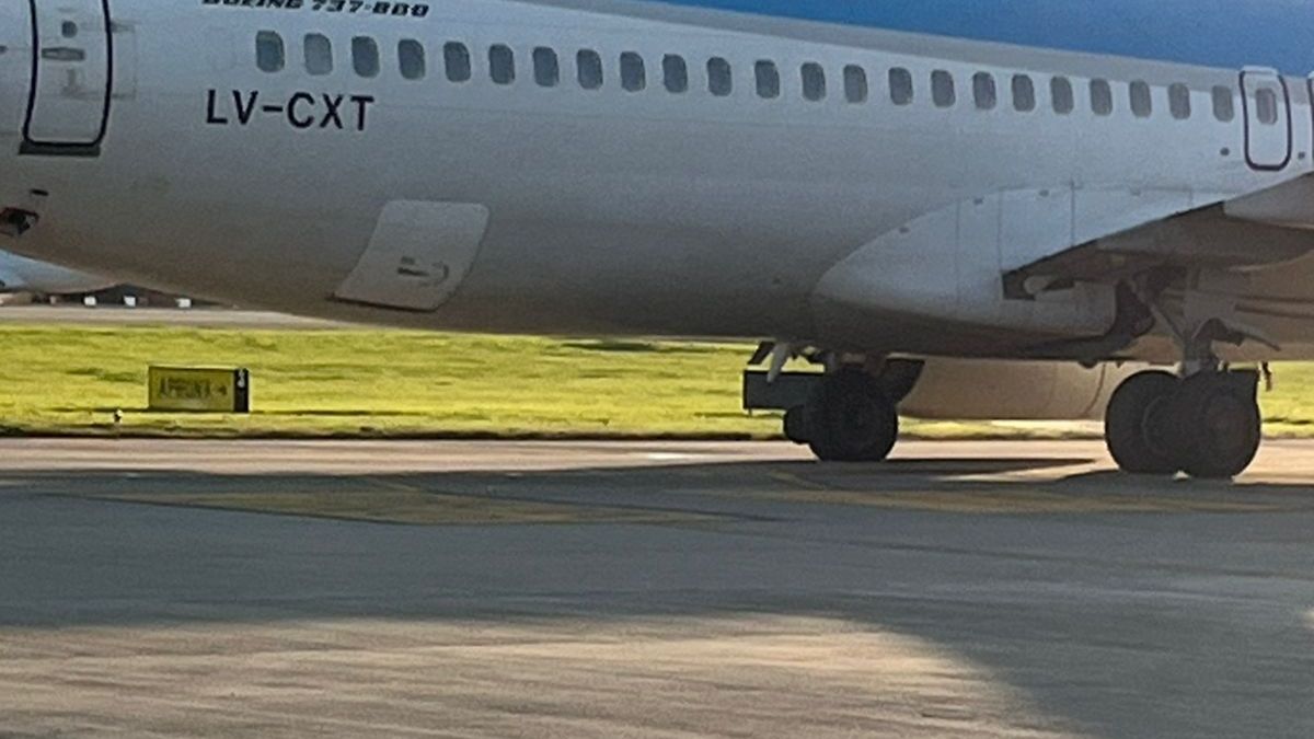 An Aerolíneas Argentinas plane lost a wheel when landing