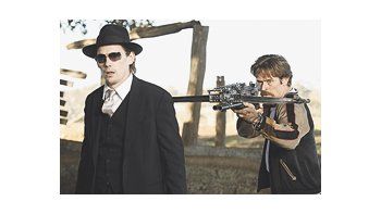 Ethan Hawke y Willem Dafoe en «Daybreakers-vampiros del día», distopía futurista con detalles más o menos originales y generosos chorros de sangre que harán las delicias de los fans del género menos exigentes.