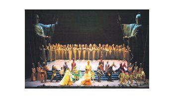 Con una «Flauta mágica» musicalmente satisfactoria, volvió al Colón Sergio Renán como régisseur: su puesta, entre faraónica e ingenua, recibió muchos aplausos.