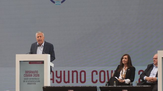 Victoria Villarruel y Alfredo Cornejo durante un evento protocolar en la Fiesta de la Vendimia.