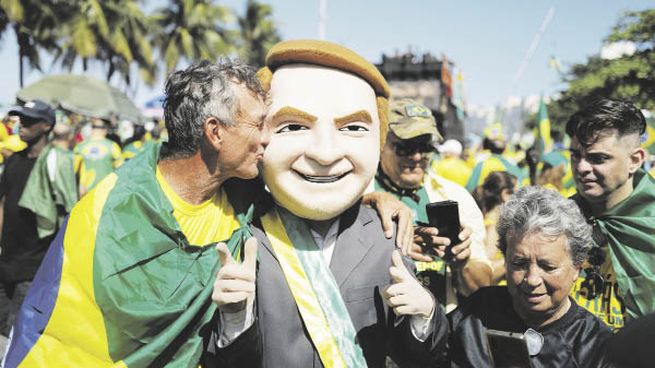 DEVOCIÓN. Pese a las polémicas y una economía que se estanca y se hace más inflacionaria, Jair Bolsonaro mantiene el apoyo convenido de su núcleo duro, tal como se observó el domingo en marchas oficialistas en Río de Janeiro y otras ciudades de Brasil.