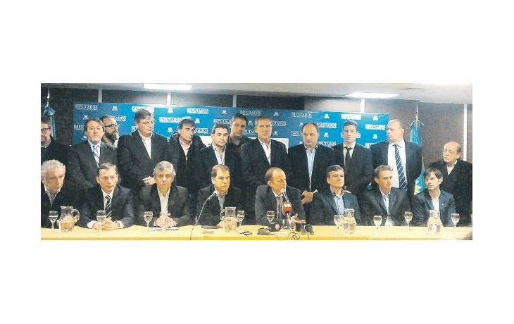 Juntada. Intendentes y legisladores del panperonismo, del PJ territorial de Massa y post-K presentaron ayer un proyecto para “desguazar” la Policía Bonaerense y crear las policías municipales bajo el mando del jefe comunal. Esa mesa es una mala noticia para el PRO porque aporta quórum y mayorías en Legislatura provincial.