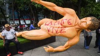La CNTE amenaza con generar caos en CDMX durante el Mundial 2026: derriban figuras instaladas en el Paseo de la Reforma y escriben mensajes de amenaza contra Claudia Sheinbaum. La CNTE amenaza con generar caos en CDMX durante el Mundial 2026: derriban figuras instaladas en el Paseo de la Reforma y escriben mensajes de amenaza contra Claudia Sheinbaum.