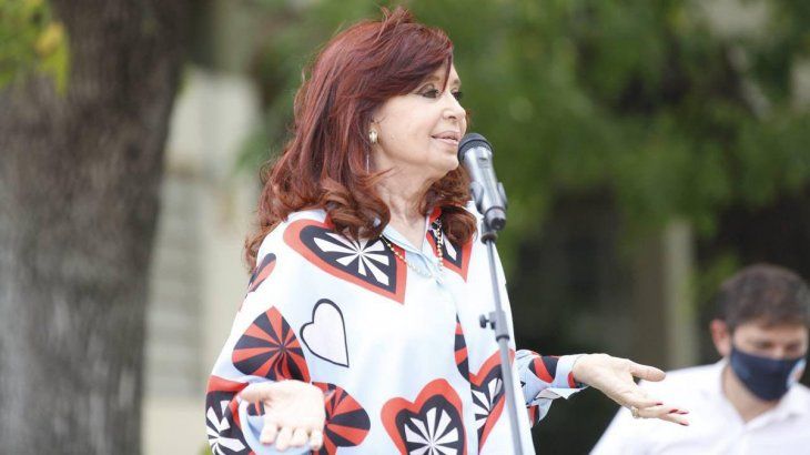La vicepresidenta Cristina Fernández aseguró que hay que volver a retomar un modelo de producción y empleo y advirtió que no hay plata para pagar lo que el FMI pide. 
