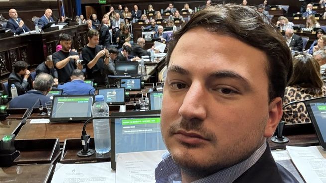 Agustín Romo fue desplazado de la conducción del bloque bonaerense de diputados de LLA.