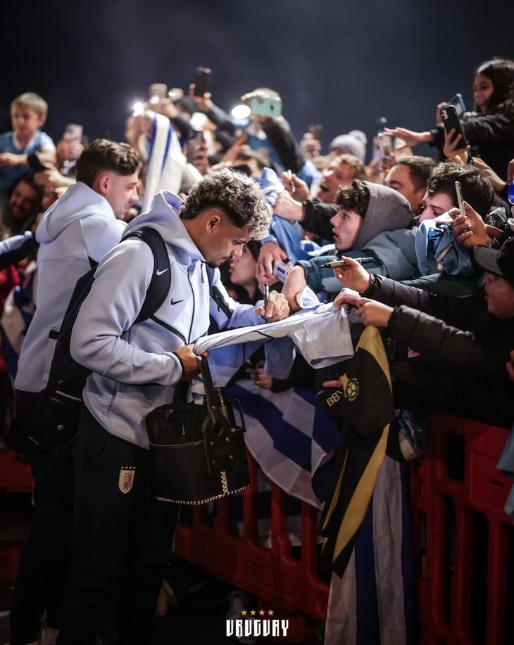 La Selección de Uruguay se despidió el martes por la noche de su país frente a cientos de hinchas. La Selección de Uruguay se despidió el martes por la noche de su país frente a cientos de hinchas.