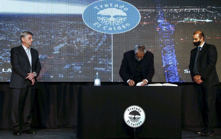 Los&nbsp;gobernadores de&nbsp;La Pampa&nbsp;y&nbsp;San Luis, Sergio Ziliotto y Alberto Rodríguez Saa,&nbsp;firmaron un tratado para abrir sus&nbsp;fronteras.