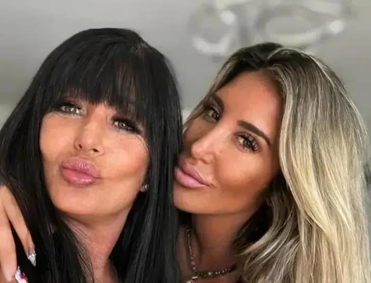 Ayelén Paleo junto a su mamá, Elizabeth Rodrigo: la mujer se encuentra detenida, acusada de ser parte de una red de trata de mujeres con fines de prostitución. 