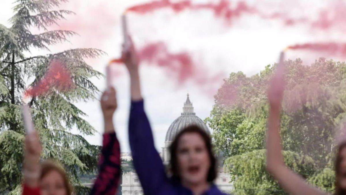 women light flares and denounce exclusion in the conclave