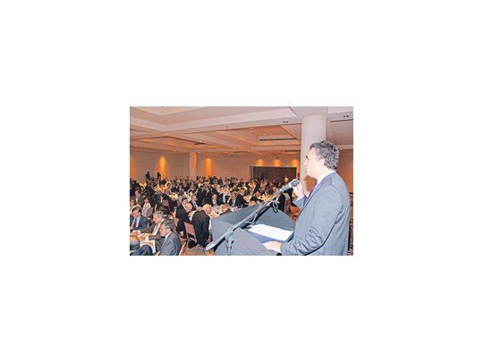 El titular de la CNV, Alejandro Vanoli, habló ayer en el congreso del IAEF. Dijo que se estudian nuevos instrumentos financieros.