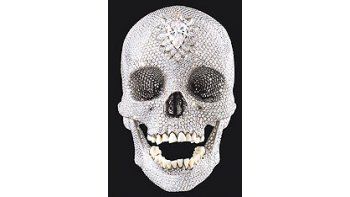 ámbito.com | «Por el amor de Dios», la calavera decorada con 8.601 diamantes(1.106 kilates) de Damien Hirst, que se vendió elpasado en 100 millones de dólares.